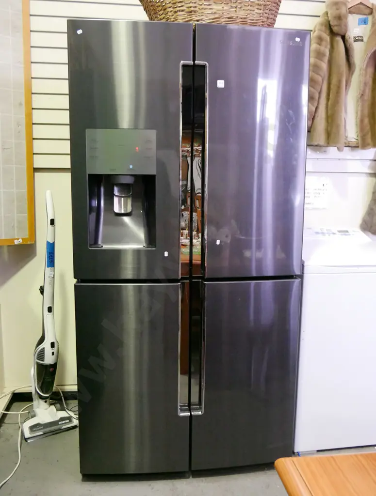  Samsung 4 door fridge/freezer with ice and water dispenser - model SRF717CDBLS Image 1++