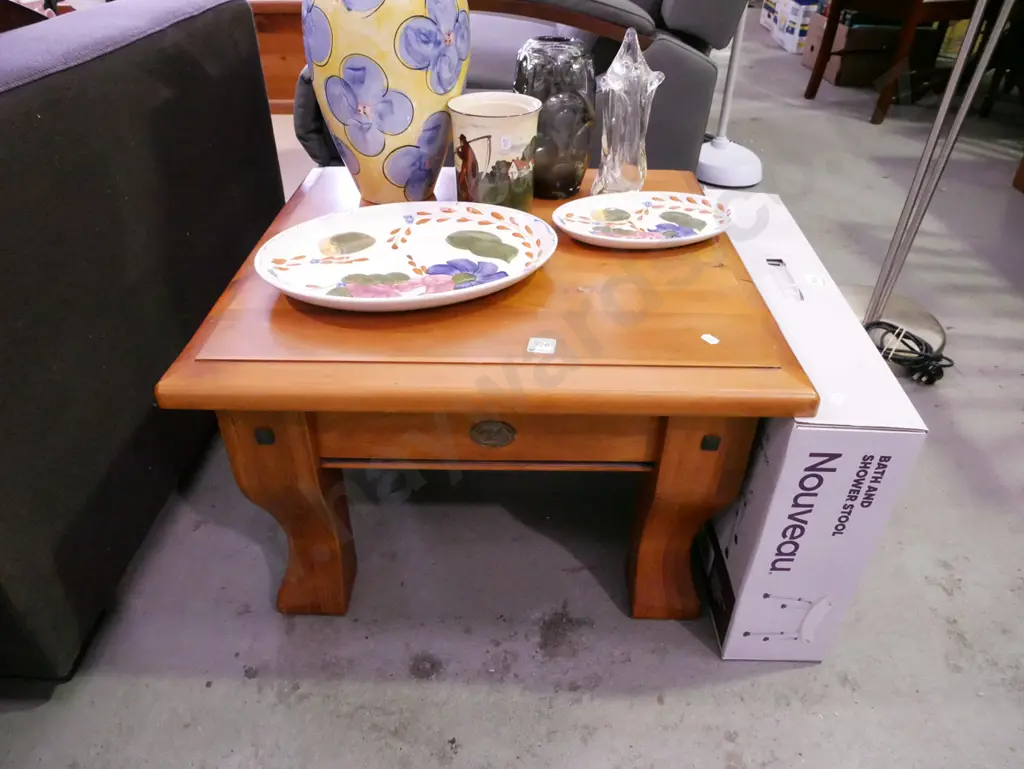 solid rimu end table H-390 W-600 D-600 Image 1++