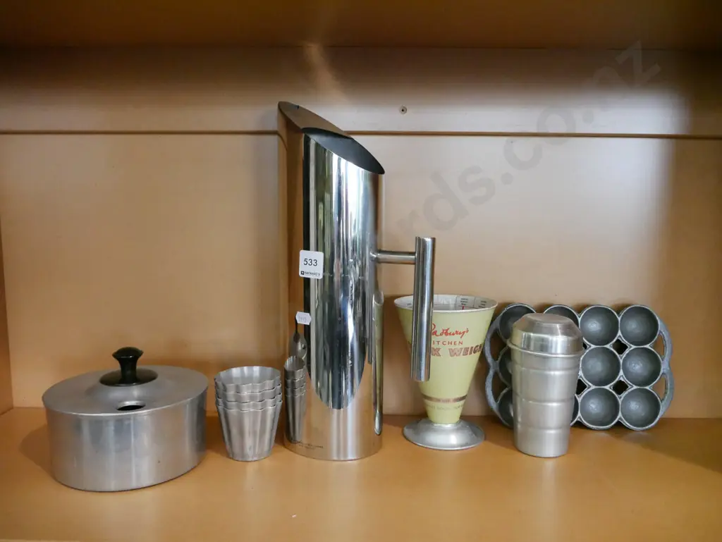shelf; stainless steel water jug, aluminium shaker, small gem iron Image 1++
