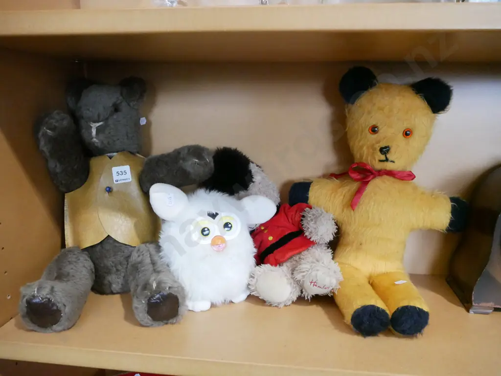 shelf of soft toys Image 1++