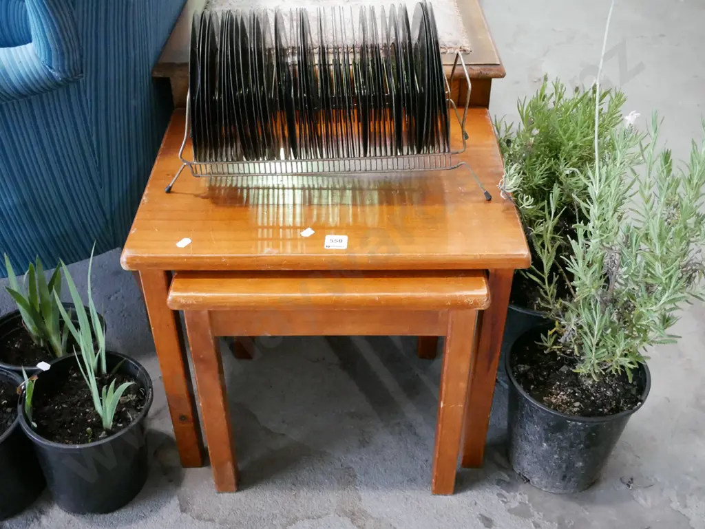 nest of 2 pine tables Image 1++