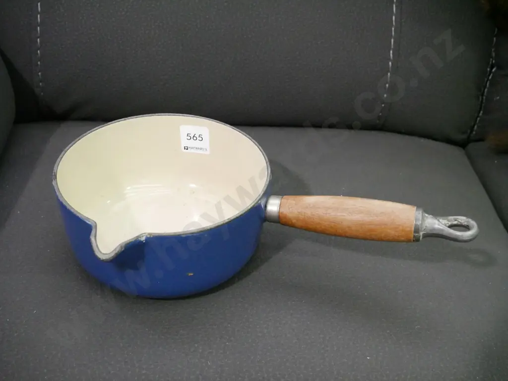 Le Creuset cast iron and enamel pouring saucepan Image 1++