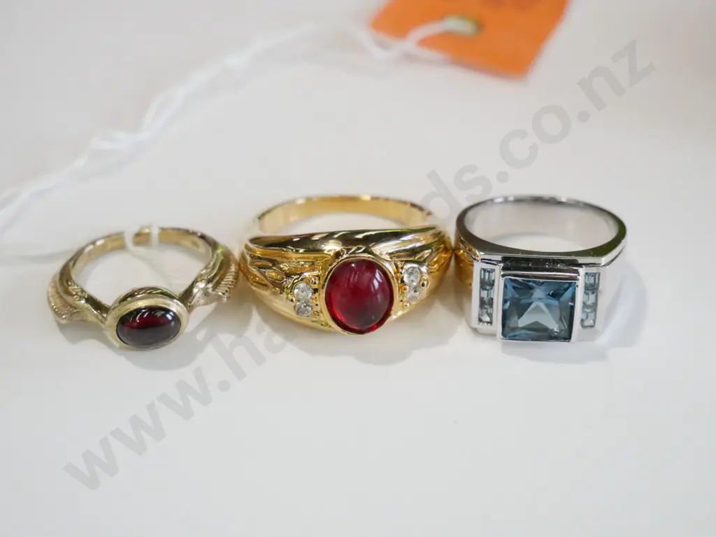 3x rings in a box Image 1++