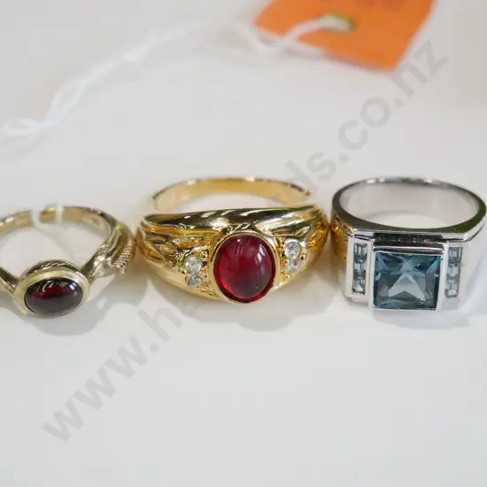 3x rings in a box