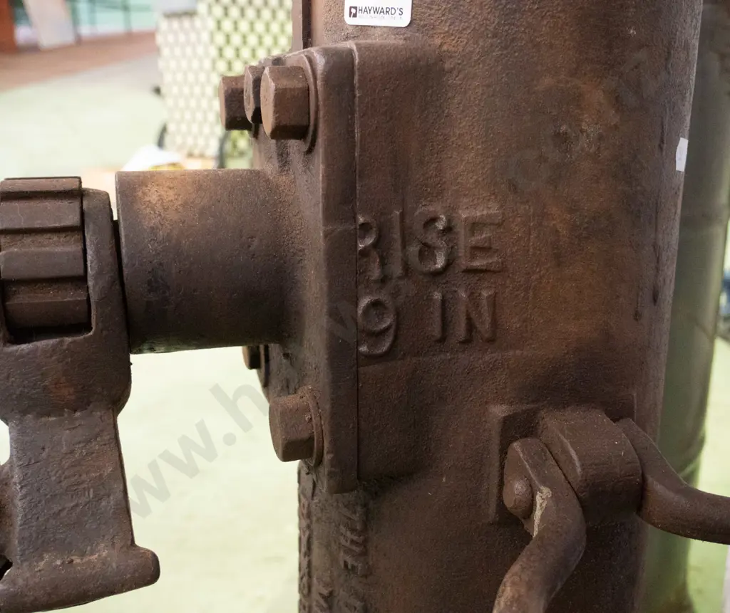 vintage NZ Government Railways J1231 locomotive jack - H-530 D-300 at base Image 1++