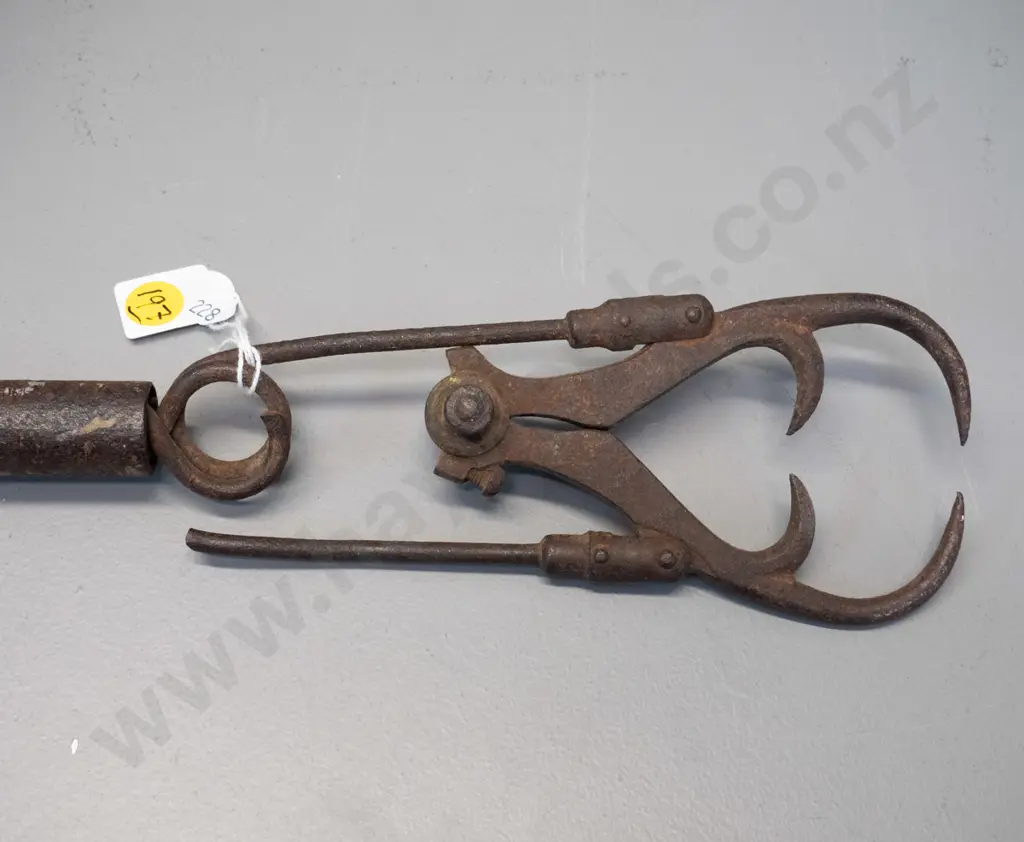 vintage fishing gaff with hinged prong-shaped end, possibly missing parts L-950 Image 1++