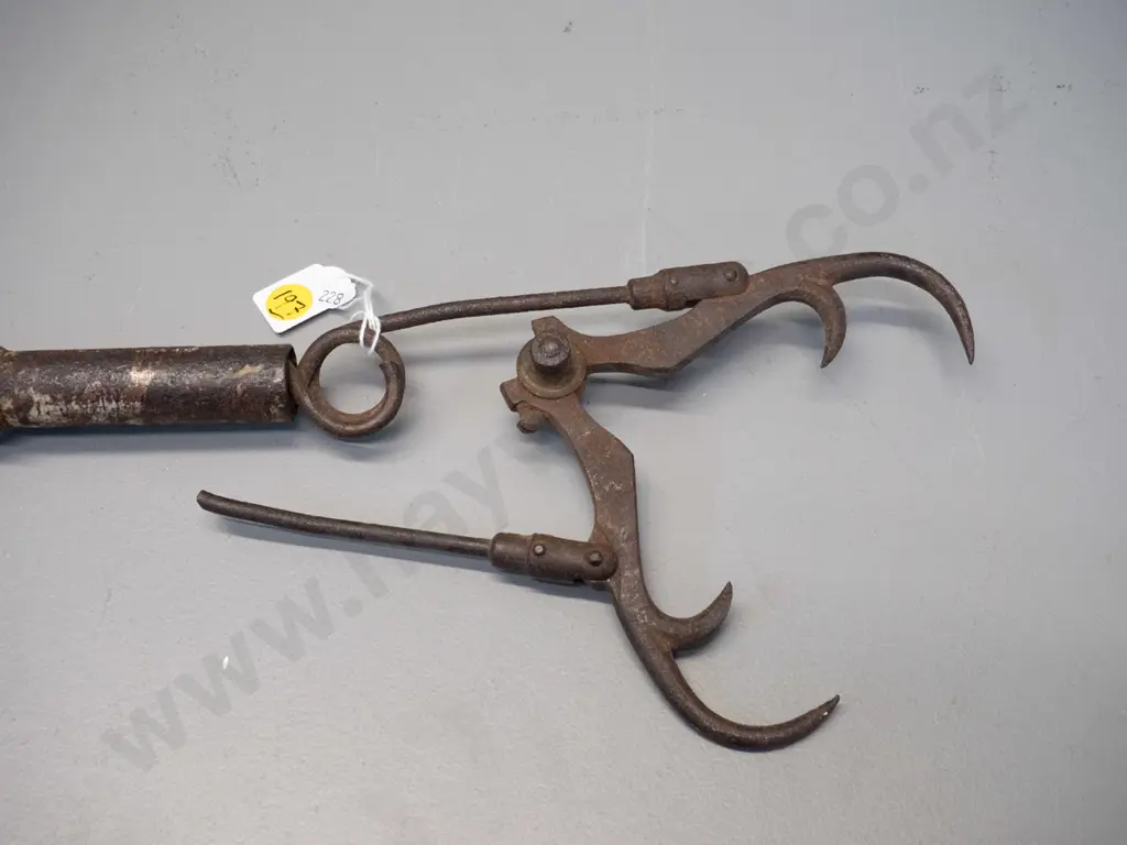 vintage fishing gaff with hinged prong-shaped end, possibly missing parts L-950 Image 1++