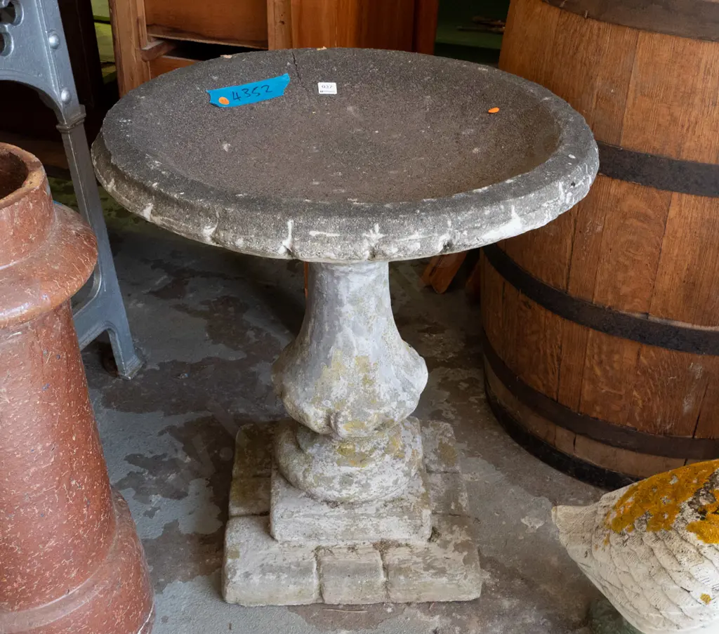 concrete bird bath with fluted pedestal base, crack to top, overall weathered patina H-650 D-610 Image 1++