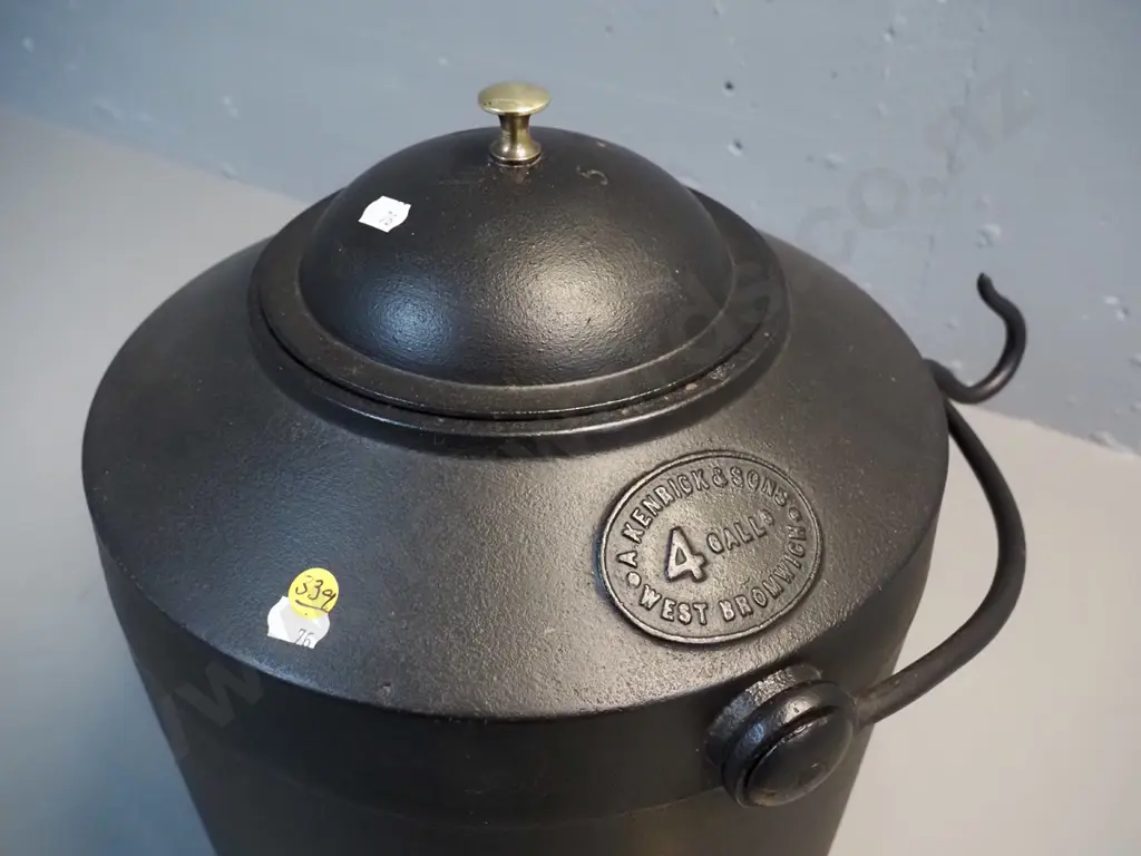 cast iron Kenrick 4-gallon hanging kettle with long brass tap and spigor with timber handle, lid with brass knob - chip Image 1++