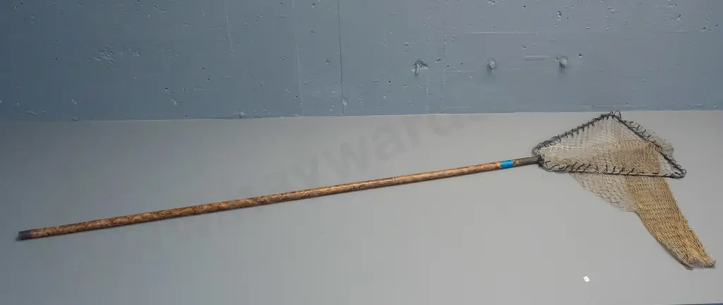 vintage bamboo-handled landing net with triangular hoop L-1900 W-400 Image 1++