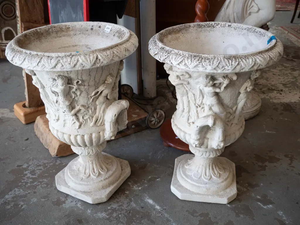 pair of cast concrete garden urns with classical forms H-580 Diam-400 Image 1++