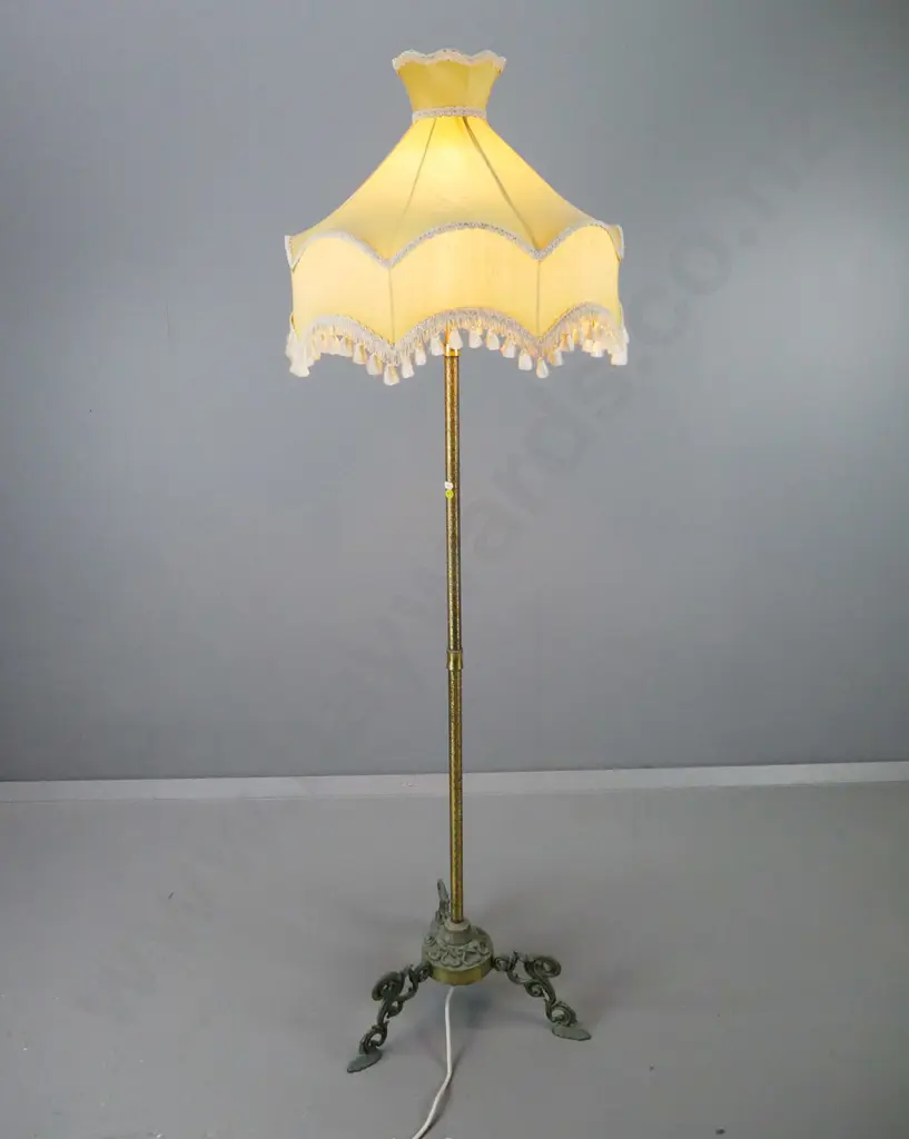 brass standard lamp with foliate stem and 3-footed base, frilled pagoda-shaped shade H-1600 D-500 Image 1++