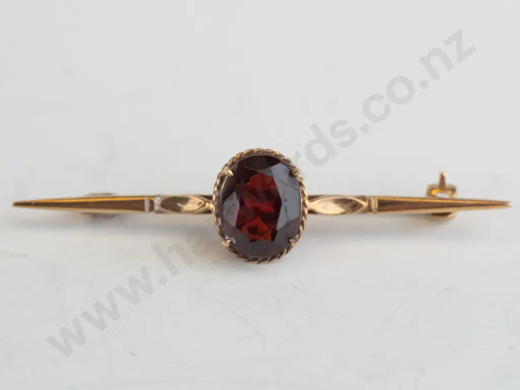 9ct gold garnet bar brooch 3.5gms Image 1++