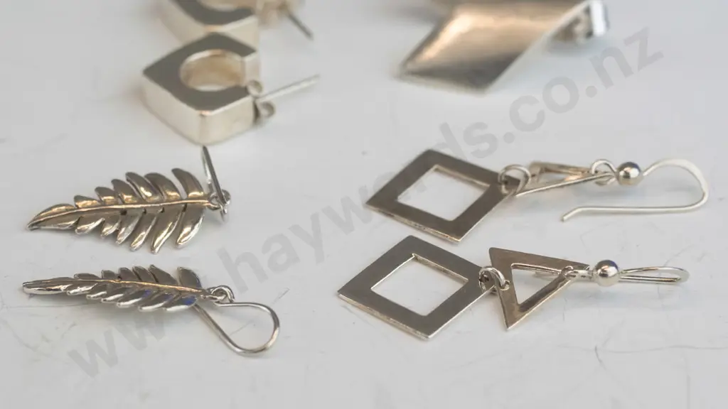 4 pairs of silver earrlngs Image 1++