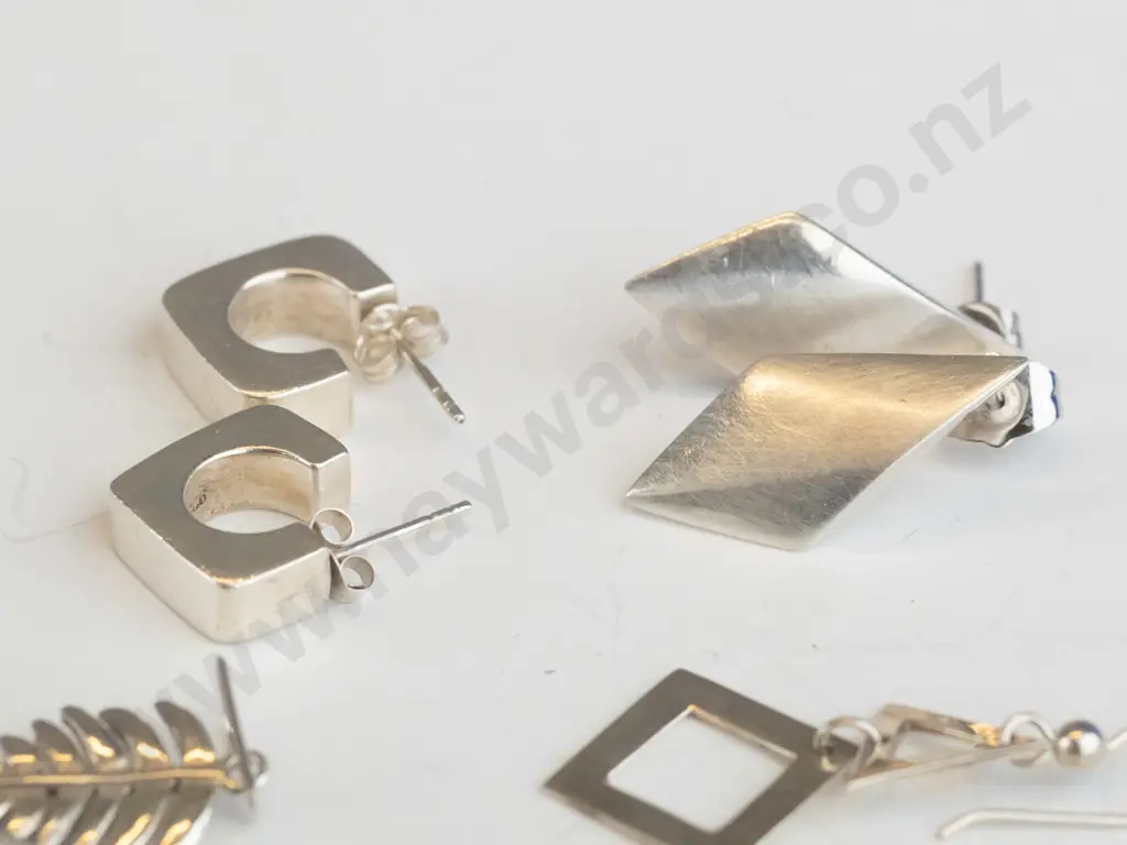 4 pairs of silver earrlngs Image 1++