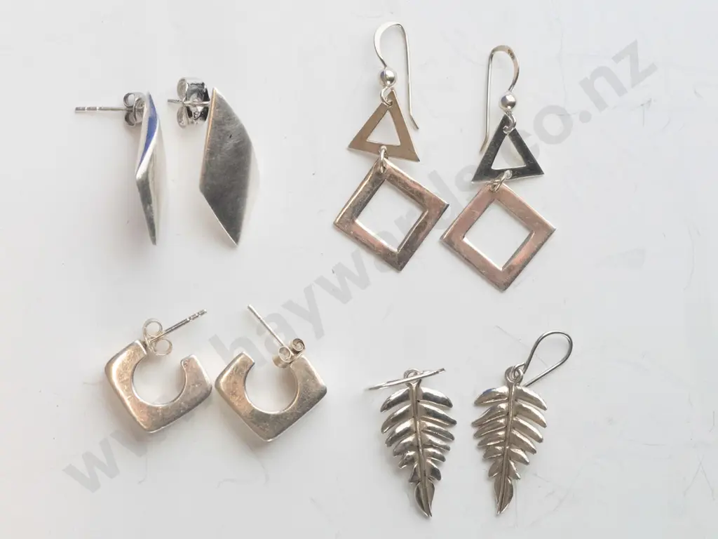 4 pairs of silver earrlngs Image 1++