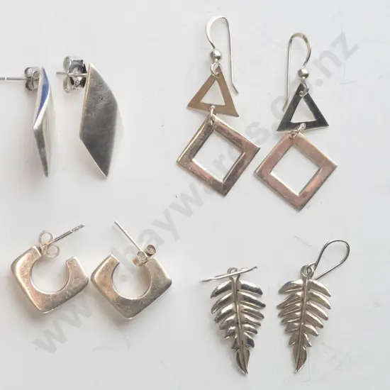 4 pairs of silver earrlngs