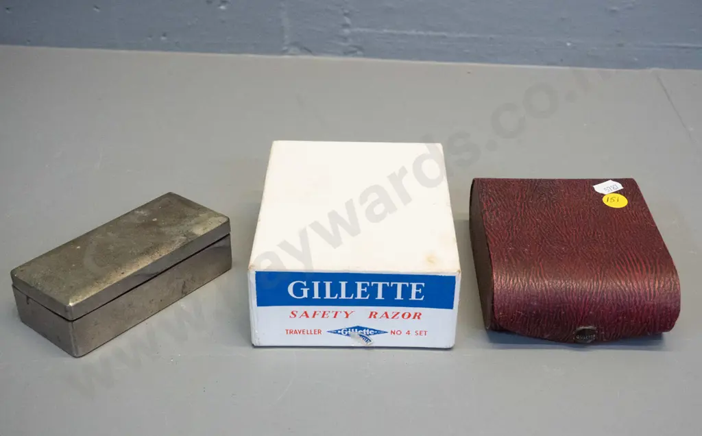 vintage Gillette safety razor set with gift cards and box, and a well used Valet razor set Image 1++