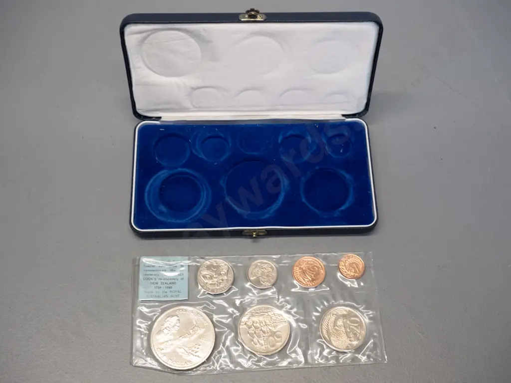 boxed NZ Cook commemorative coin issue Image 1++