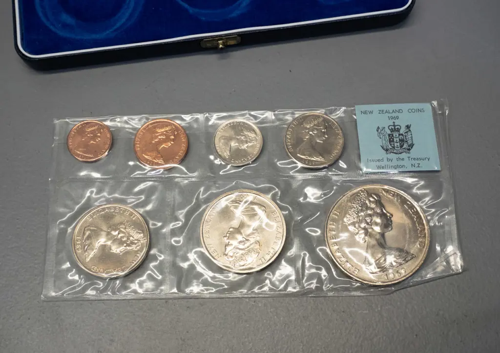 boxed NZ Cook commemorative coin issue Image 1++