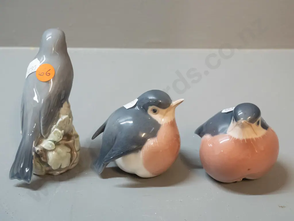 3 small Royal Copenhagen bird figures - a pair of robins and a taller one H-110 Image 1++