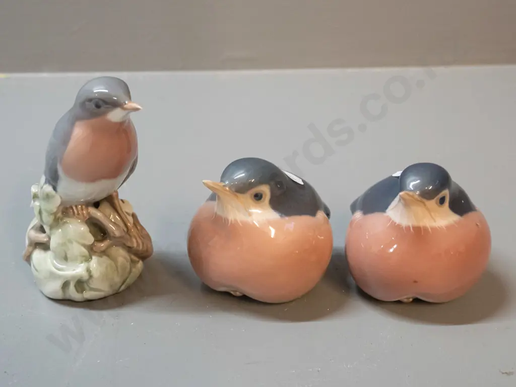 3 small Royal Copenhagen bird figures - a pair of robins and a taller one H-110 Image 1++