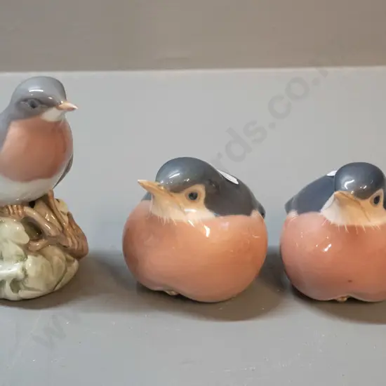 3 small Royal Copenhagen bird figures - a pair of robins and a taller one H-110