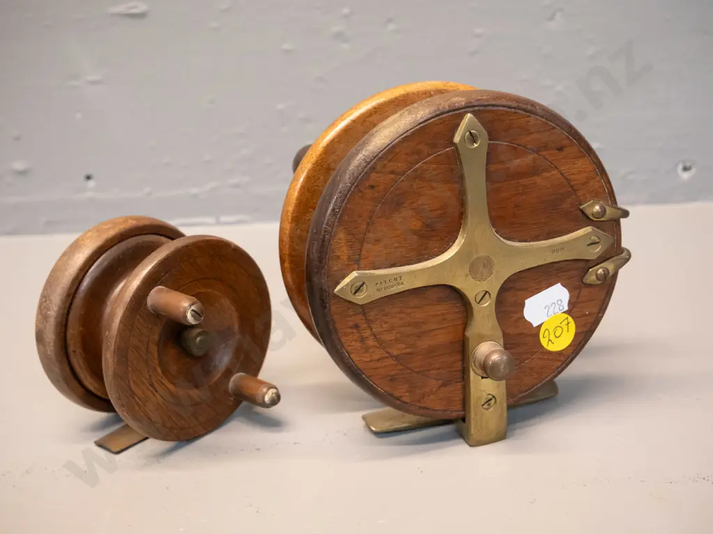 2 timber and brass fly fishing reels, larger one marked "Sun" D-125 Image 1++