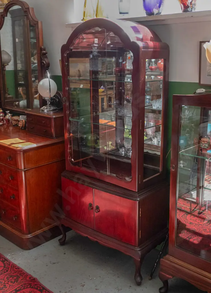 reproduction cab-leg mahogany dome-top display case with glazed sides, single arched glazed door, 2 glass shelves & Image 1++