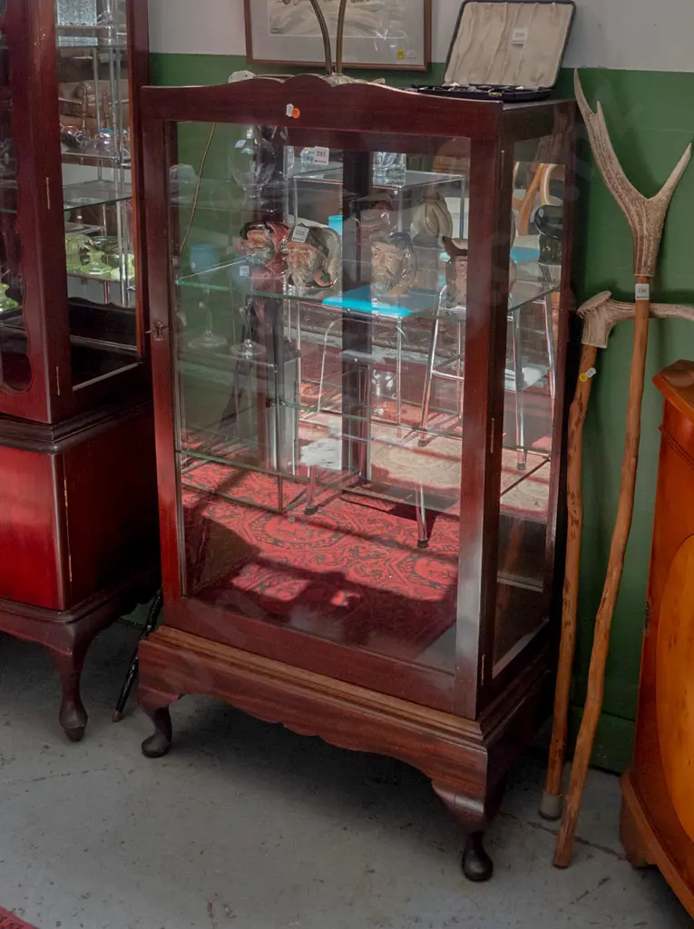reproduction mahogany cab-leg single door display case with glazed sides, 2 glass shelves & mirrored back/ Top polish Image 1++