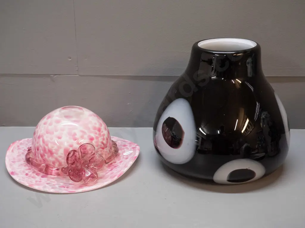 2 art glass items - heavy white lined dark red and white vase H200 D210 and a mottled pink and white hat bowl Image 1++