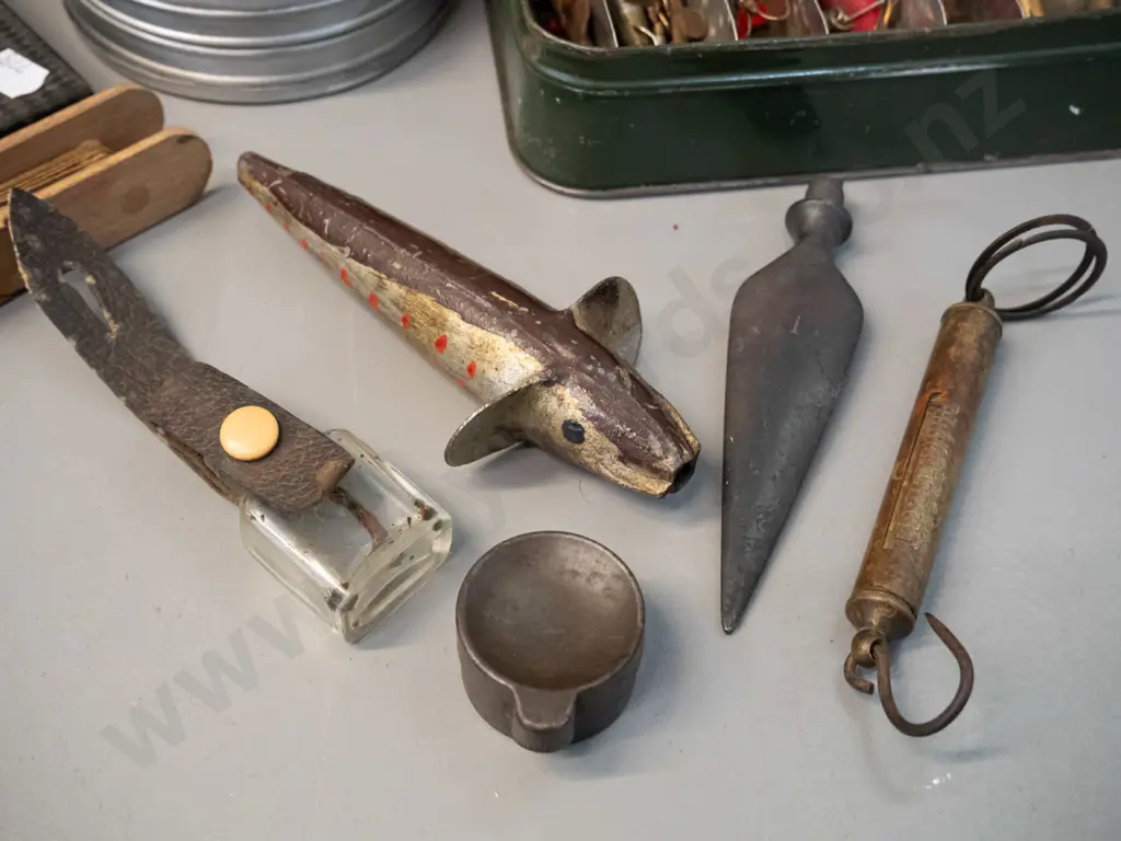 assorted fishing items - Hockley MInnow box tin, with contents, circular aluminium fly tin, box of fishing line, small Image 1++