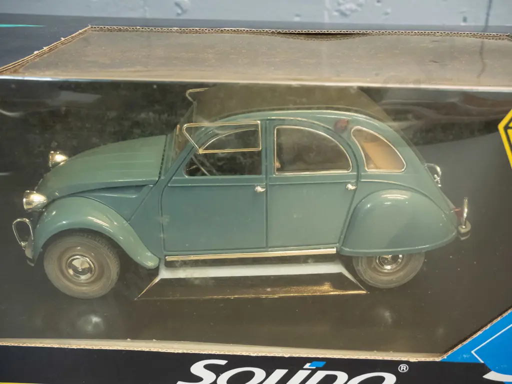 Solido 'Prestige' 1:17 scale die-cast 1966 Citroen 2CV in original box Image 1++