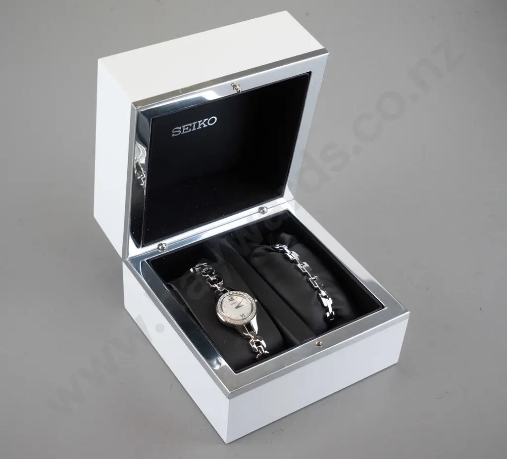 ladies Seiko watch with mother of pearl face and matching bracelet Image 1++