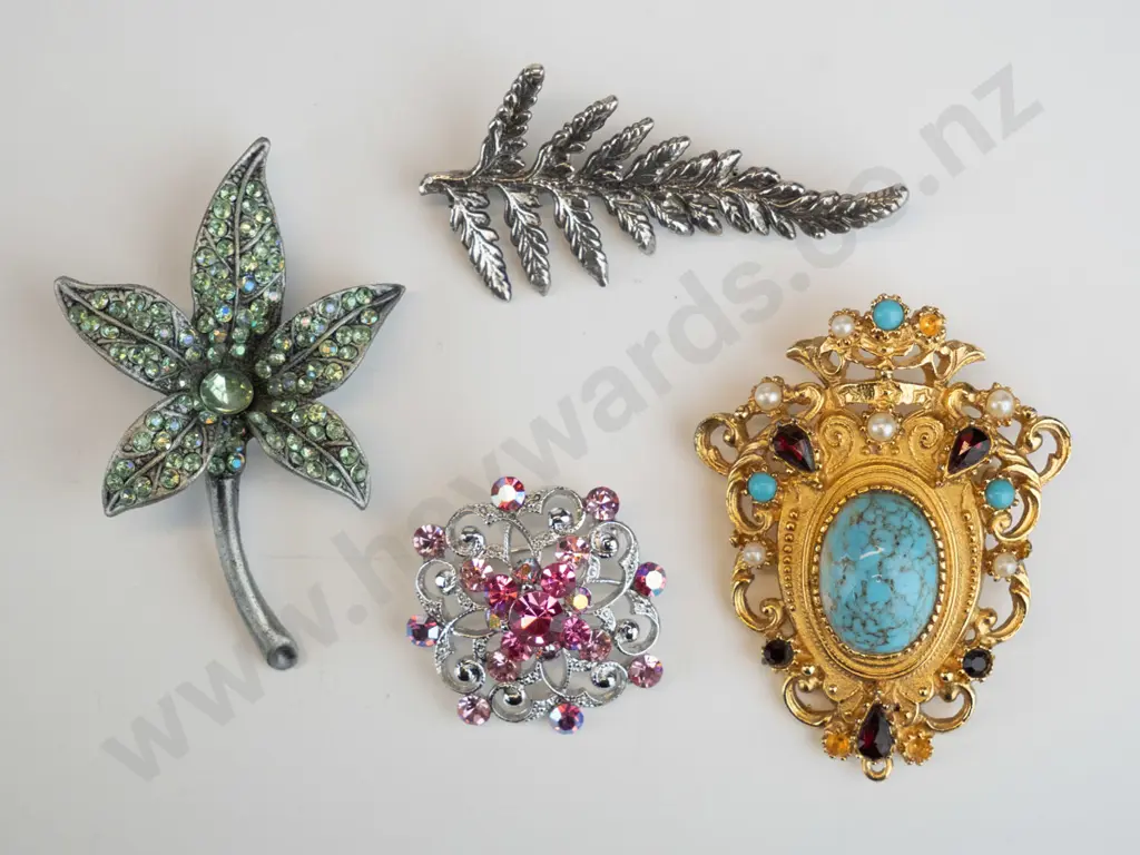 4 costume brooches Image 1++