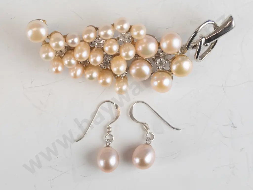 pearl brooch [no mark] & pair of pearl earrings stamped 925 Image 1++