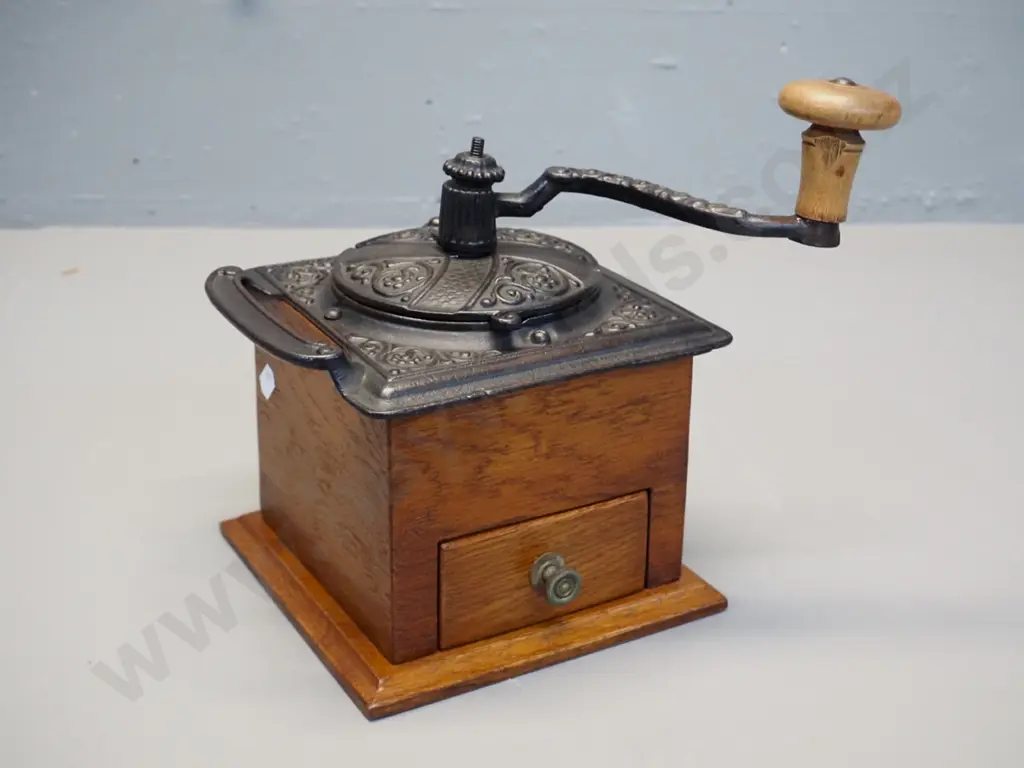 oak cased coffee grinder with sliding metal cap, timber knob on handle, brass knob on drawer H-220 Base 170 x 170 Image 1++
