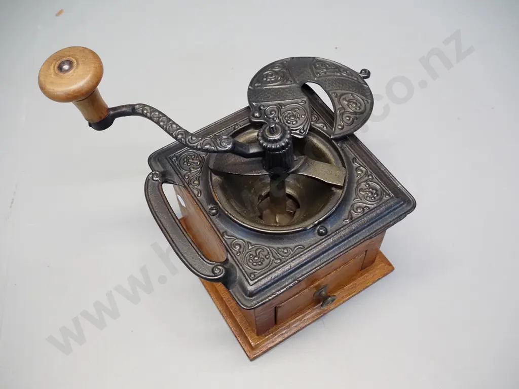 oak cased coffee grinder with sliding metal cap, timber knob on handle, brass knob on drawer H-220 Base 170 x 170 Image 1++