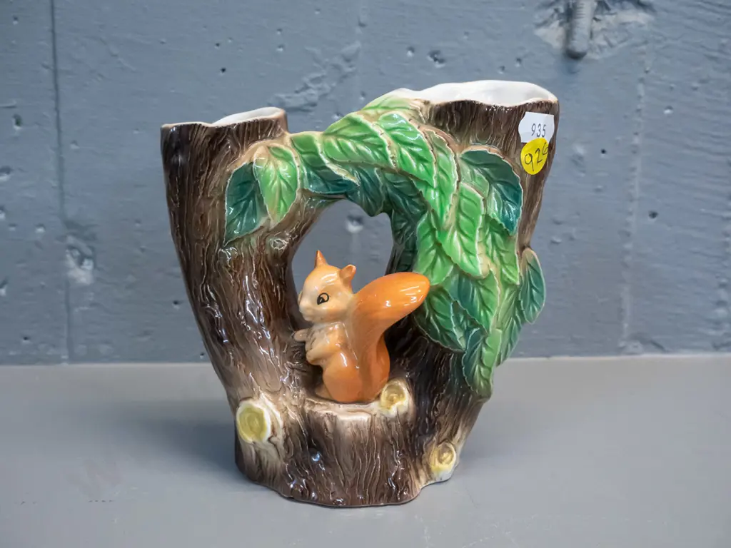 Hornsea tree stump and squirrel double opening vase H-155 W-160 Image 1++