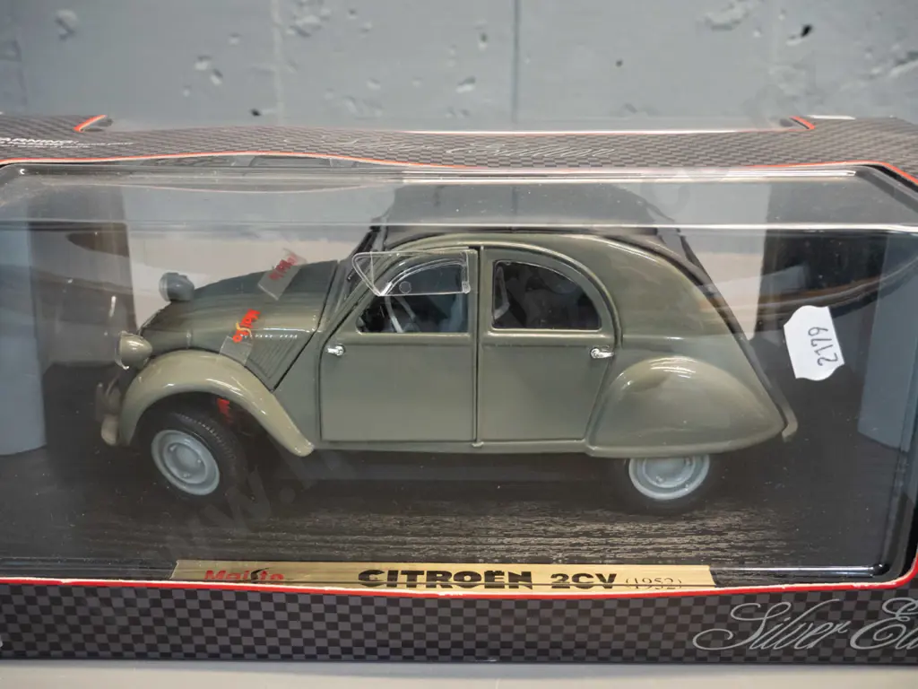 Maisto 'Silver Edition' 1:18 scale die-cast 1952 Citroen 2CV in original box Image 1++