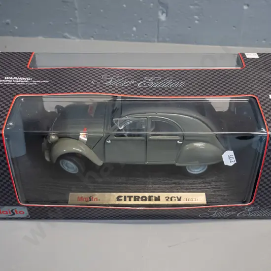 Maisto 'Silver Edition' 1:18 scale die-cast 1952 Citroen 2CV in original box