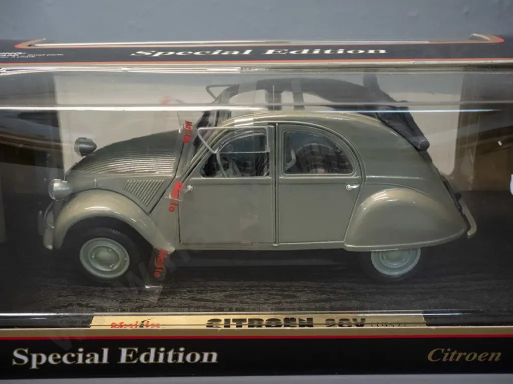 Maisto 'Special Edition' 1:18 scale die-cast 1952 Citroen 2CV in original box Image 1++
