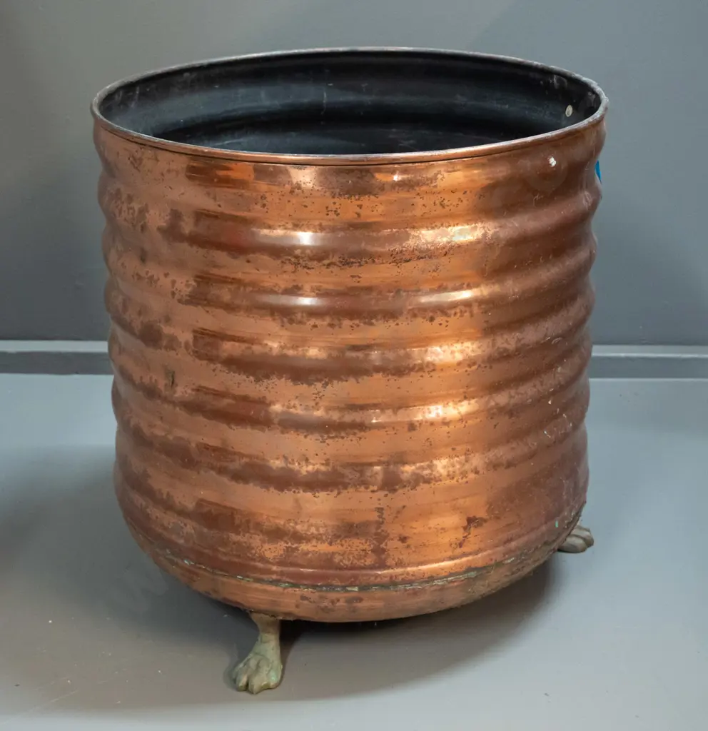 ribbed copper wood bin with 3 cast brass feet - verdigris and some dents, H-400 D-380 Image 1++