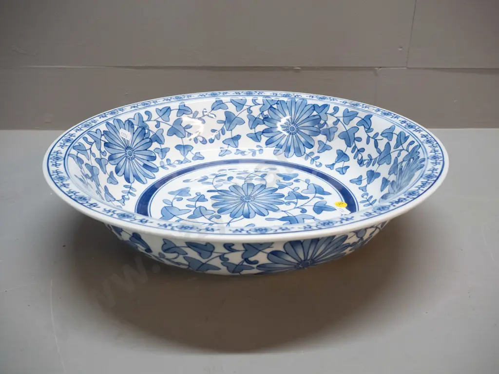 asian blue & white large bowl with flower and leaf motifs H-95 D-405 Image 1++