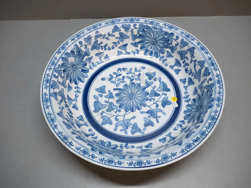 asian blue & white large bowl with flower and leaf motifs H-95 D-405 Image 1++