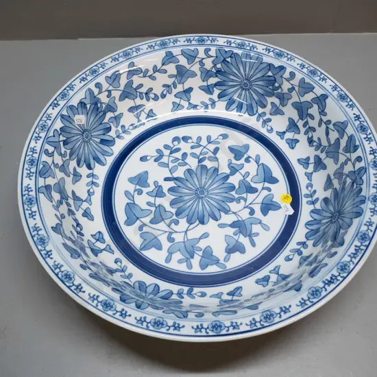 asian blue & white large bowl with flower and leaf motifs H-95 D-405