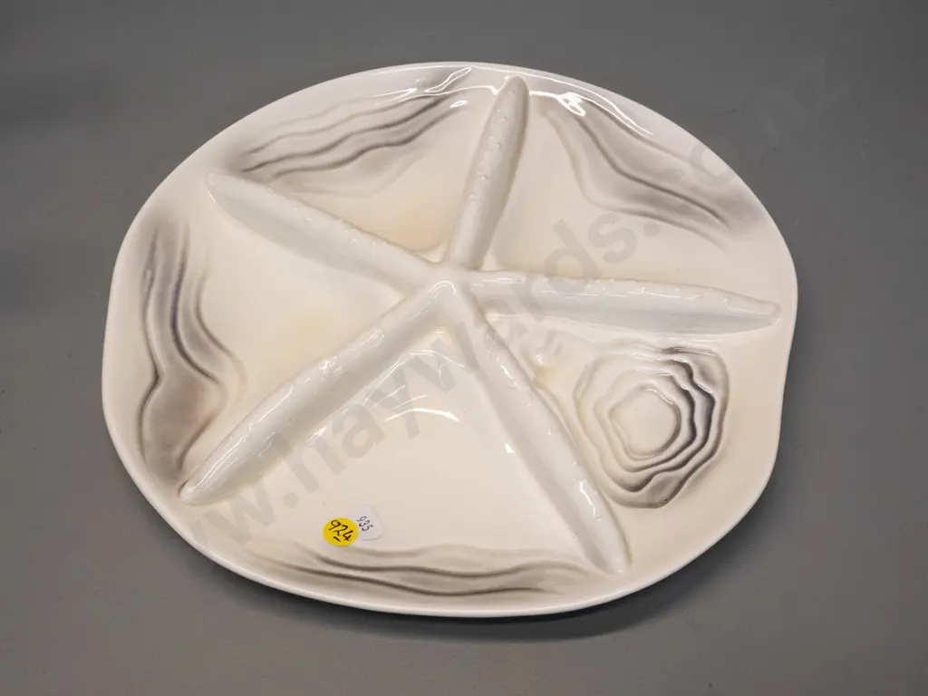 Studio Ceramics NZ sea-star motif segmented dish - marked NZ on base, some crazing D-325 Image 1++