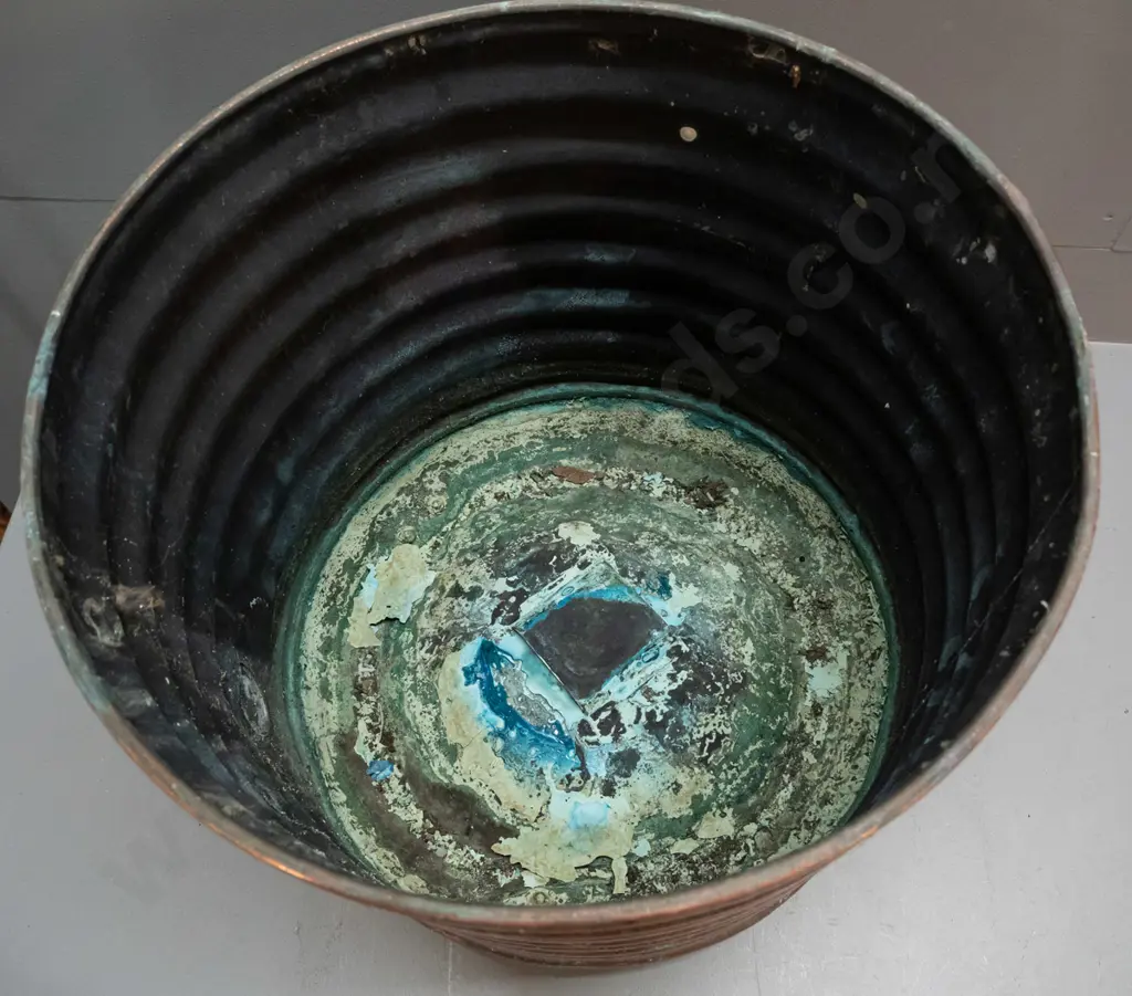 ribbed copper wood bin with 3 detached cast brass feet inside - verdigris and some dents, H-370 D-380 Image 1++