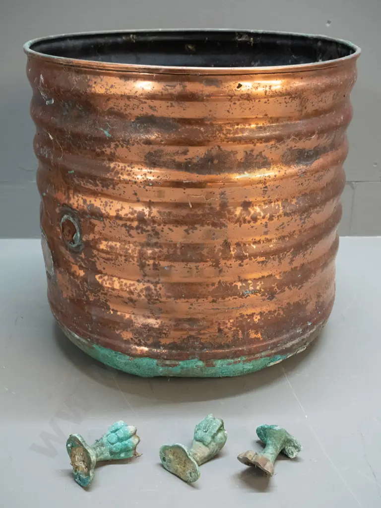 ribbed copper wood bin with 3 detached cast brass feet inside - verdigris and some dents, H-370 D-380 Image 1++