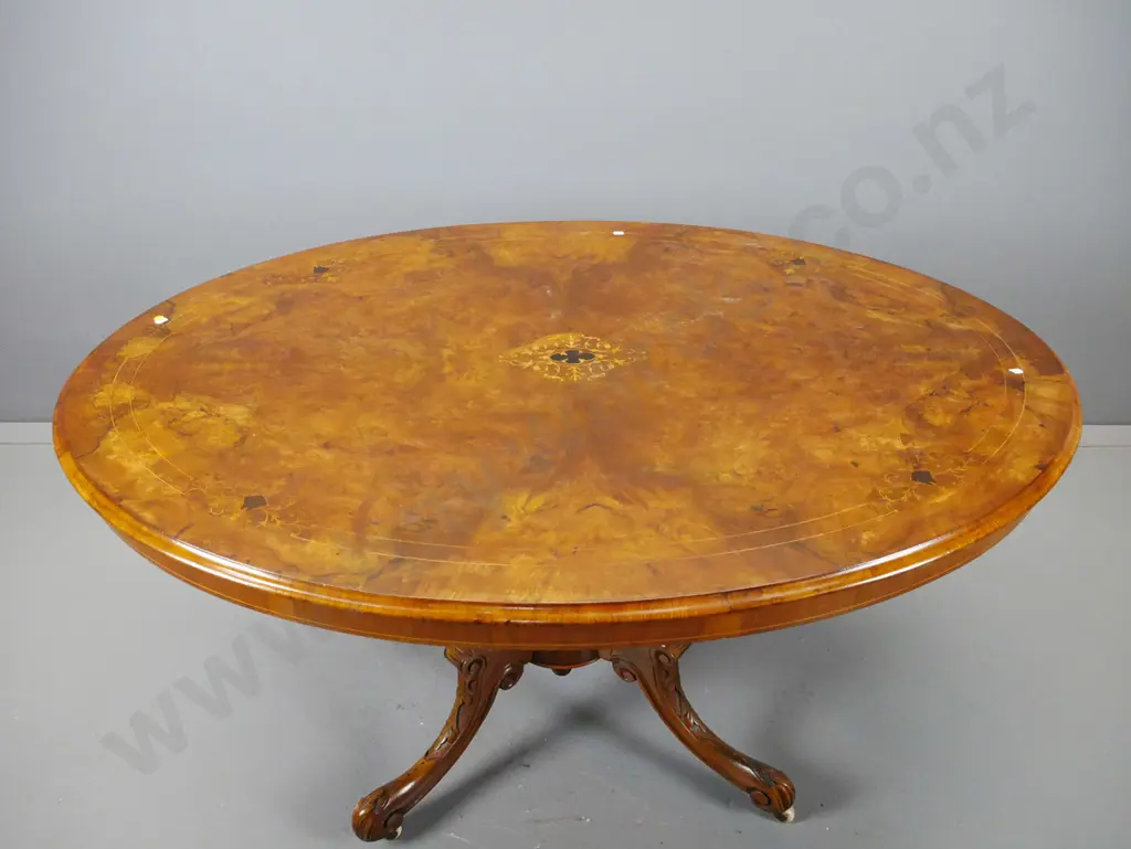Victorian walnut tilt-top oval loo table with inlaid stringing and foliate decoration on top, 4-point cathedral base, Image 1++
